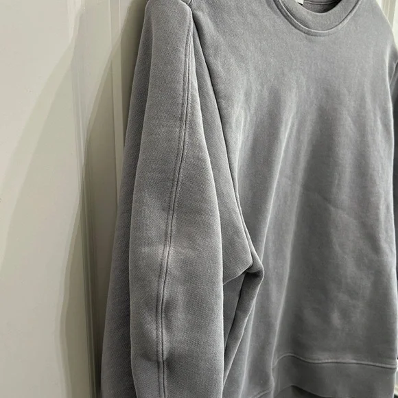 Agolde 3/4 length sleeve sweatshirt in a beautiful smokey grey color. - Picture 5 of 10